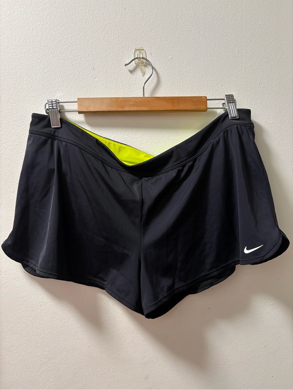 Nike Black Women's Athletic Shorts with Neon Yellow Liner size XL